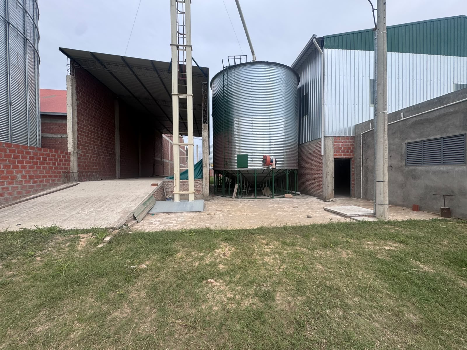 Planta de AMOil en Montero: silo metálico, galpón de procesamiento y área de descarga.